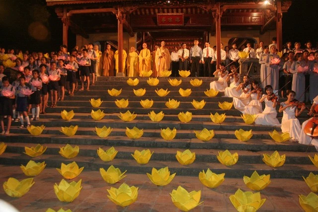 Chùm ảnh: Lễ Thắp sáng 7 hoa sen trên sông Hương ảnh 25