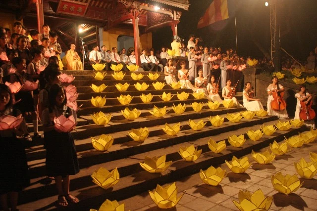 Chùm ảnh: Lễ Thắp sáng 7 hoa sen trên sông Hương ảnh 26