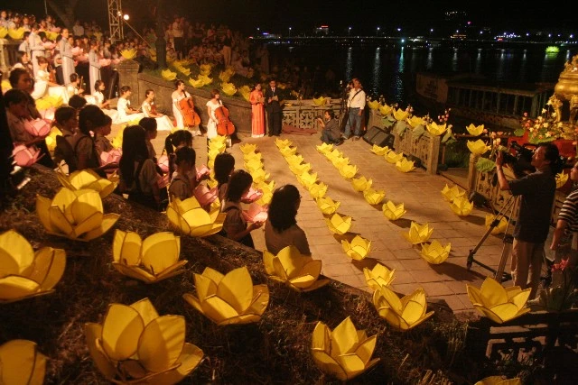Chùm ảnh: Lễ Thắp sáng 7 hoa sen trên sông Hương ảnh 27