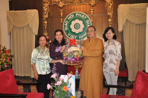 Hà Nội: Lãnh đạo các cơ quan Trung ương chúc mừng Phật đản 2011 ảnh 3