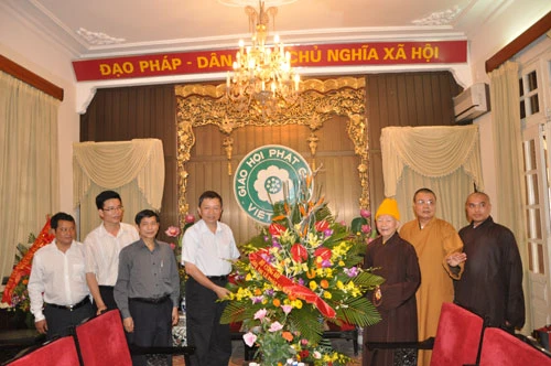 Hà Nội: Lãnh đạo các cơ quan Trung ương chúc mừng Phật đản 2011 ảnh 2