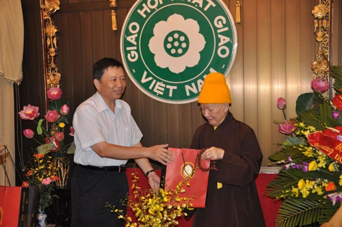 Hà Nội: Lãnh đạo các cơ quan Trung ương chúc mừng Phật đản 2011 ảnh 1