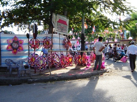 Huế: Lồng đèn Phật đản đã lên phố ảnh 1