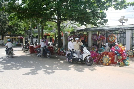 Huế: Lồng đèn Phật đản đã lên phố ảnh 4