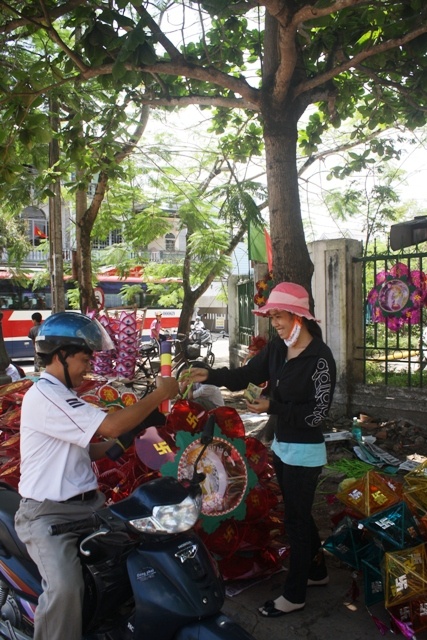 Huế: Lồng đèn Phật đản đã lên phố ảnh 7