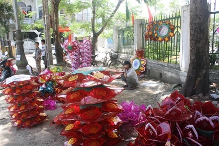 Huế: Lồng đèn Phật đản đã lên phố ảnh 2