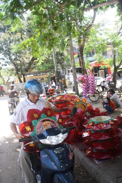 Huế: Lồng đèn Phật đản đã lên phố ảnh 8