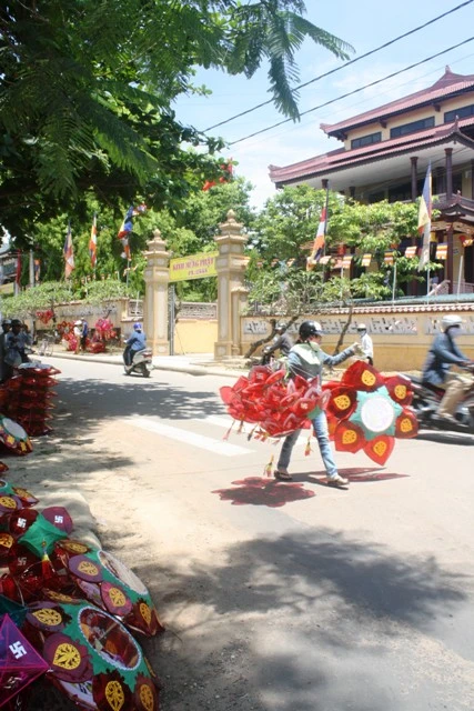 Huế: Lồng đèn Phật đản đã lên phố ảnh 10