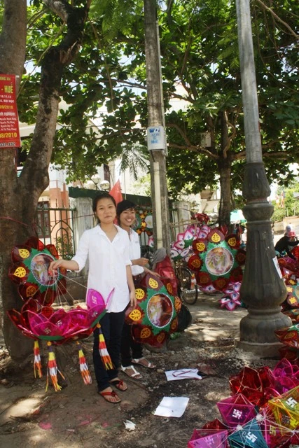 Huế: Lồng đèn Phật đản đã lên phố ảnh 9