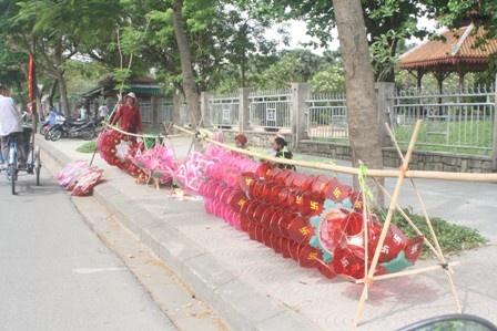 Huế: Lồng đèn Phật đản đã lên phố ảnh 3