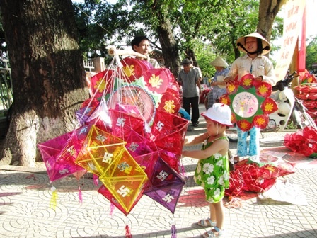 Huế: Lồng đèn Phật đản đã lên phố ảnh 11