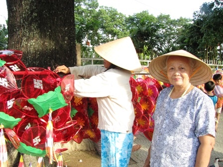 Huế: Lồng đèn Phật đản đã lên phố ảnh 12