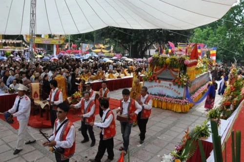 Chùm ảnh: Hơn 40 xe hoa diễu hành qua lễ đài Phật Đản PL.2555 tại thủ đô Hà Nội ảnh 3