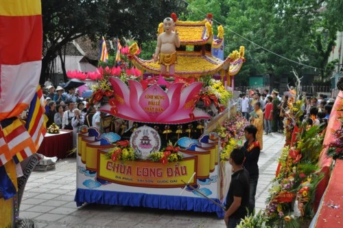 Chùm ảnh: Hơn 40 xe hoa diễu hành qua lễ đài Phật Đản PL.2555 tại thủ đô Hà Nội ảnh 5