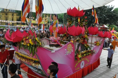 Chùm ảnh: Hơn 40 xe hoa diễu hành qua lễ đài Phật Đản PL.2555 tại thủ đô Hà Nội ảnh 6