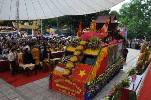 Chùm ảnh: Hơn 40 xe hoa diễu hành qua lễ đài Phật Đản PL.2555 tại thủ đô Hà Nội ảnh 7