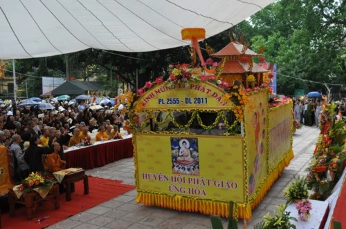 Chùm ảnh: Hơn 40 xe hoa diễu hành qua lễ đài Phật Đản PL.2555 tại thủ đô Hà Nội ảnh 8