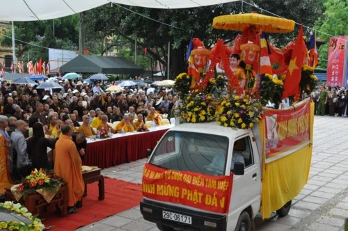 Chùm ảnh: Hơn 40 xe hoa diễu hành qua lễ đài Phật Đản PL.2555 tại thủ đô Hà Nội ảnh 11