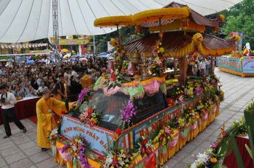 Chùm ảnh: Hơn 40 xe hoa diễu hành qua lễ đài Phật Đản PL.2555 tại thủ đô Hà Nội ảnh 12