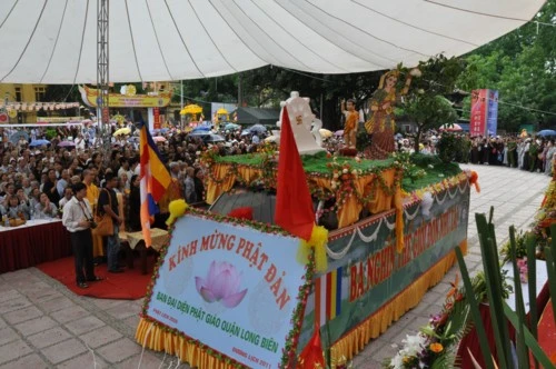 Chùm ảnh: Hơn 40 xe hoa diễu hành qua lễ đài Phật Đản PL.2555 tại thủ đô Hà Nội ảnh 13