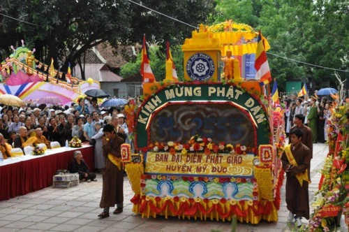 Chùm ảnh: Hơn 40 xe hoa diễu hành qua lễ đài Phật Đản PL.2555 tại thủ đô Hà Nội ảnh 14