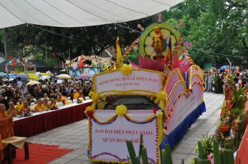 Chùm ảnh: Hơn 40 xe hoa diễu hành qua lễ đài Phật Đản PL.2555 tại thủ đô Hà Nội ảnh 15