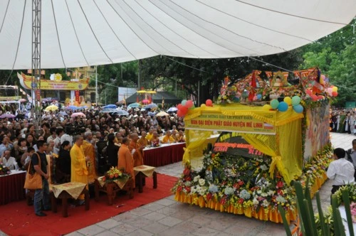 Chùm ảnh: Hơn 40 xe hoa diễu hành qua lễ đài Phật Đản PL.2555 tại thủ đô Hà Nội ảnh 16