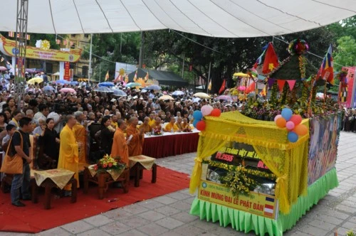 Chùm ảnh: Hơn 40 xe hoa diễu hành qua lễ đài Phật Đản PL.2555 tại thủ đô Hà Nội ảnh 17