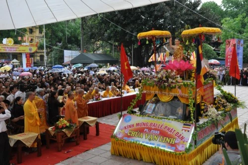 Chùm ảnh: Hơn 40 xe hoa diễu hành qua lễ đài Phật Đản PL.2555 tại thủ đô Hà Nội ảnh 18