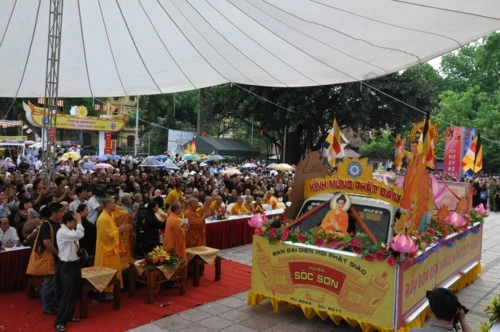 Chùm ảnh: Hơn 40 xe hoa diễu hành qua lễ đài Phật Đản PL.2555 tại thủ đô Hà Nội ảnh 19