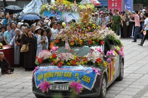 Chùm ảnh: Hơn 40 xe hoa diễu hành qua lễ đài Phật Đản PL.2555 tại thủ đô Hà Nội ảnh 20