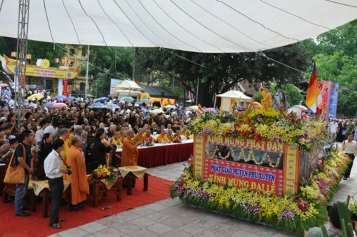 Chùm ảnh: Hơn 40 xe hoa diễu hành qua lễ đài Phật Đản PL.2555 tại thủ đô Hà Nội ảnh 21