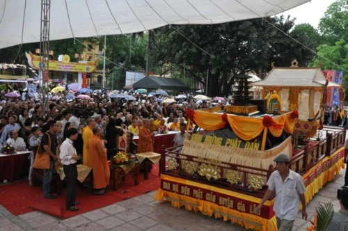 Chùm ảnh: Hơn 40 xe hoa diễu hành qua lễ đài Phật Đản PL.2555 tại thủ đô Hà Nội ảnh 22