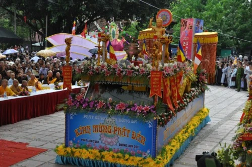 Chùm ảnh: Hơn 40 xe hoa diễu hành qua lễ đài Phật Đản PL.2555 tại thủ đô Hà Nội ảnh 23