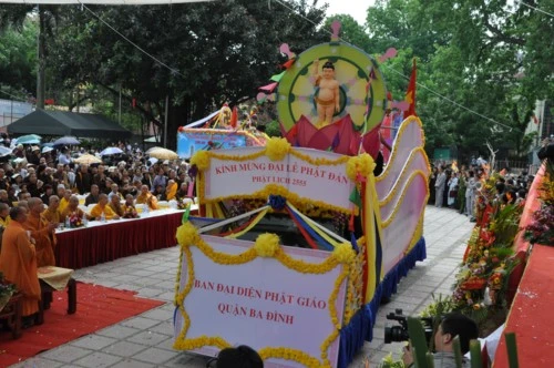 Chùm ảnh: Hơn 40 xe hoa diễu hành qua lễ đài Phật Đản PL.2555 tại thủ đô Hà Nội ảnh 24