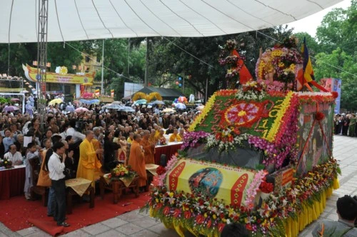 Chùm ảnh: Hơn 40 xe hoa diễu hành qua lễ đài Phật Đản PL.2555 tại thủ đô Hà Nội ảnh 25