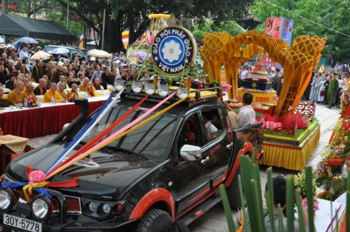 Chùm ảnh: Hơn 40 xe hoa diễu hành qua lễ đài Phật Đản PL.2555 tại thủ đô Hà Nội ảnh 26