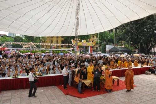 Chùm ảnh: Hơn 40 xe hoa diễu hành qua lễ đài Phật Đản PL.2555 tại thủ đô Hà Nội ảnh 27