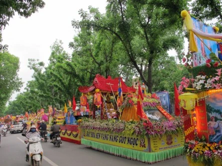 Chùm ảnh: Hơn 40 xe hoa diễu hành qua lễ đài Phật Đản PL.2555 tại thủ đô Hà Nội ảnh 28