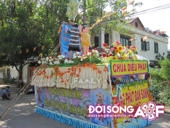 Lễ Phật Đản ở một ngôi chùa từ thiện ảnh 18