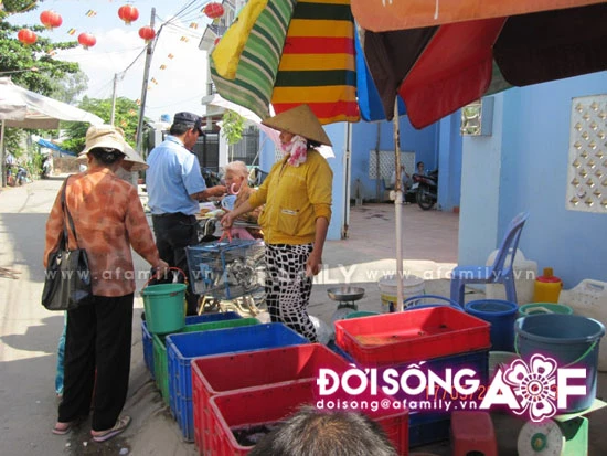 Lễ Phật Đản ở một ngôi chùa từ thiện ảnh 13