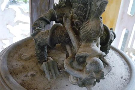 Những lỗ khoan được trám bằng chì trên đỉnh chuông.