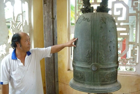 Ông Lê Phước Vân bên quả chuông quý.