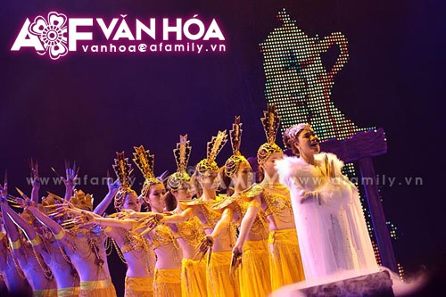 Hồ Quỳnh Hương hóa "Phật Bà Nghìn Mắt Nghìn Tay" ảnh 1