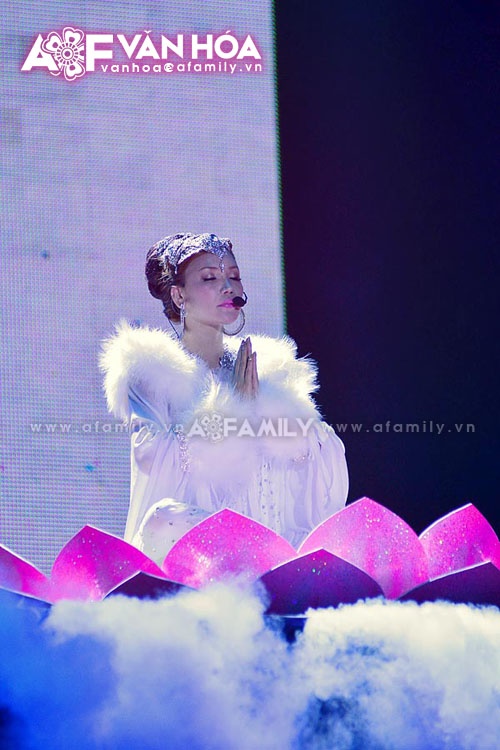 Hồ Quỳnh Hương hóa "Phật Bà Nghìn Mắt Nghìn Tay" ảnh 5