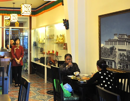 Một trong những nhà hàng dùng lợi nhuận làm việc thiện tại Sài Gòn. Ảnh: Trung Hào.