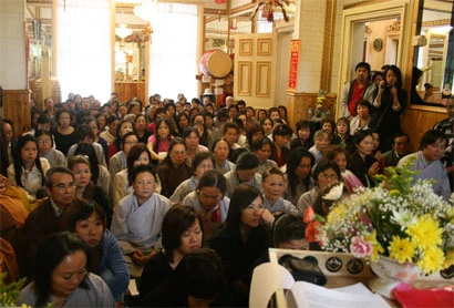 Anh: Đại lễ Phật đản tại chùa Linh Sơn ảnh 1