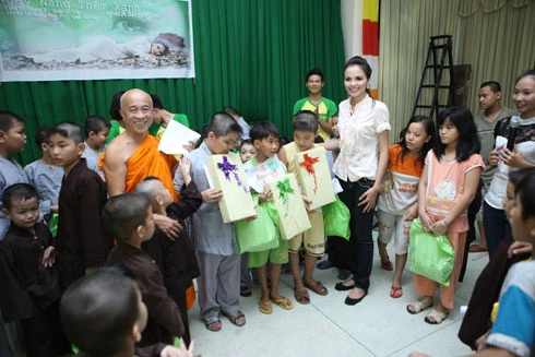 Diễm Hương phát quà cho các em nhỏ
