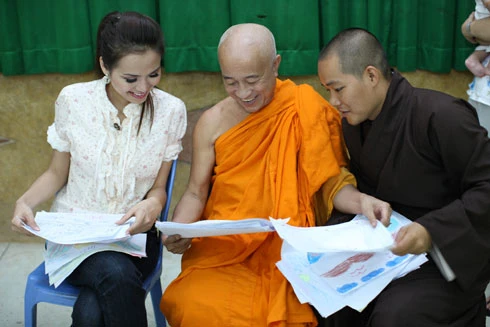 Cô được sự chào đón nhiệt tình từ vị trụ trì và các em nhỏ tại đây