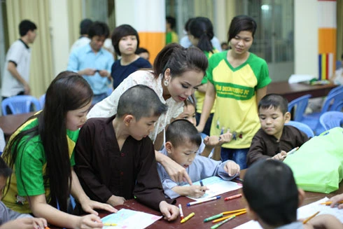 Diễm Hương dạy các em tập vẽ, tập hát